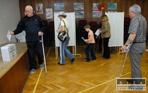 Za voličmi v liečebniach v Kováčovej prišli s prenosnou urnou