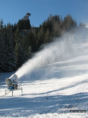 V lyžiarskom stredisku Plejsy, Tatranskej Lomnici a Nízkych Tatrách začali zasnežovať