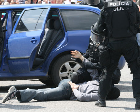 24-ročný mládenec z Čadce - Horelice odtrhol policajtovi rukáv