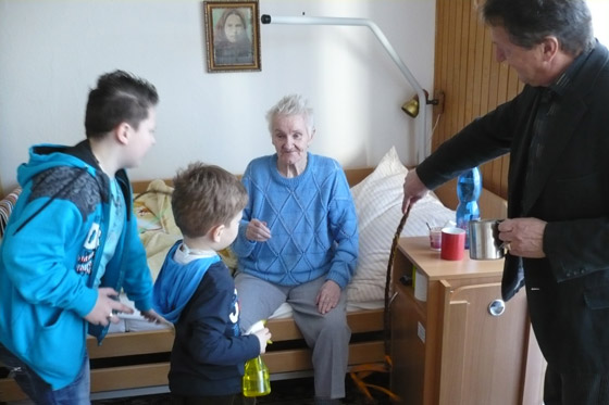 Veľkonočná oblievačka potešila seniorov v Kysuckom Novom Meste
