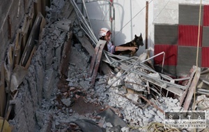 Zr�ten� strecha tov�rne v ��ne pochovala najmenej 10 �ud�